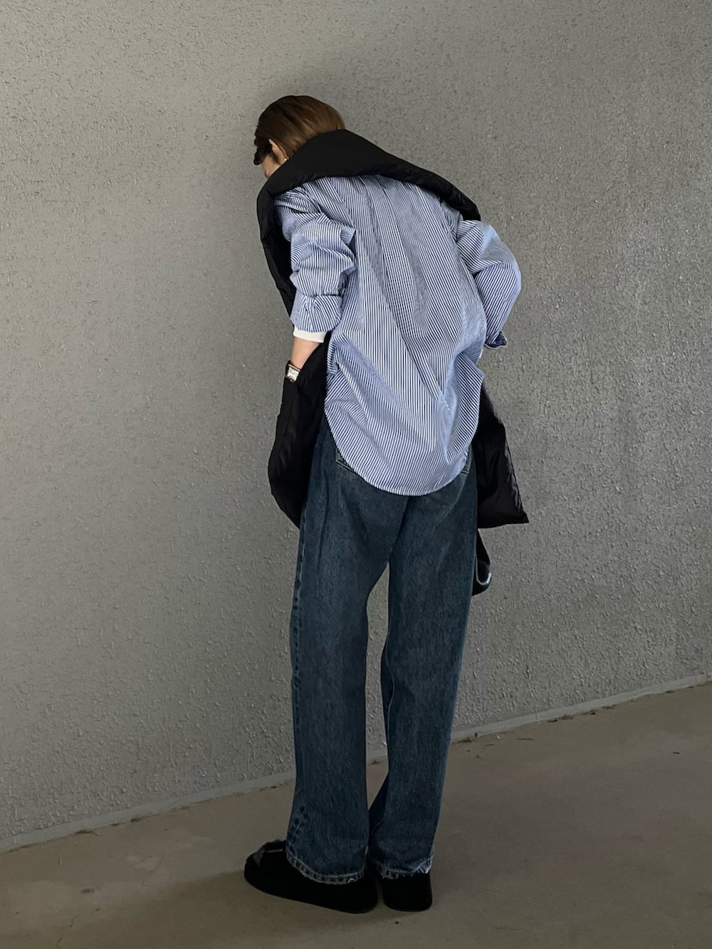 ブルー系のデニムパンツ、ブラック系のサンダル、ブルー系のシャツ/ブラウスを着用したレディースの秋コーディネートの3枚目の写真