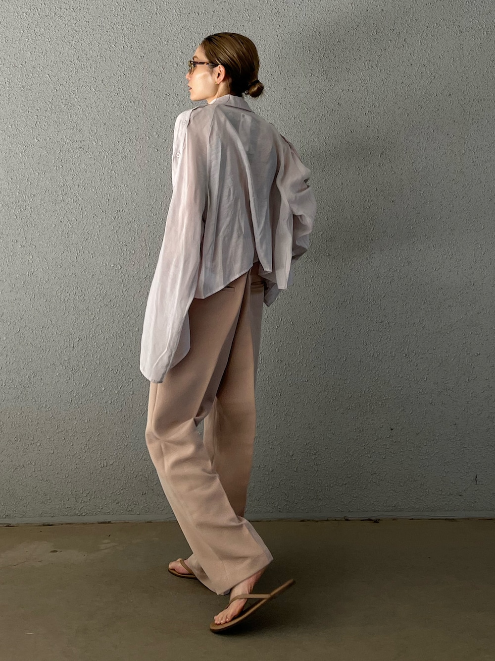 ベージュ系のビーチサンダル、ベージュ系のサロペット/オーバーオール、ブラック系のショルダーバッグを着用したレディースの春コーディネートの2枚目の写真