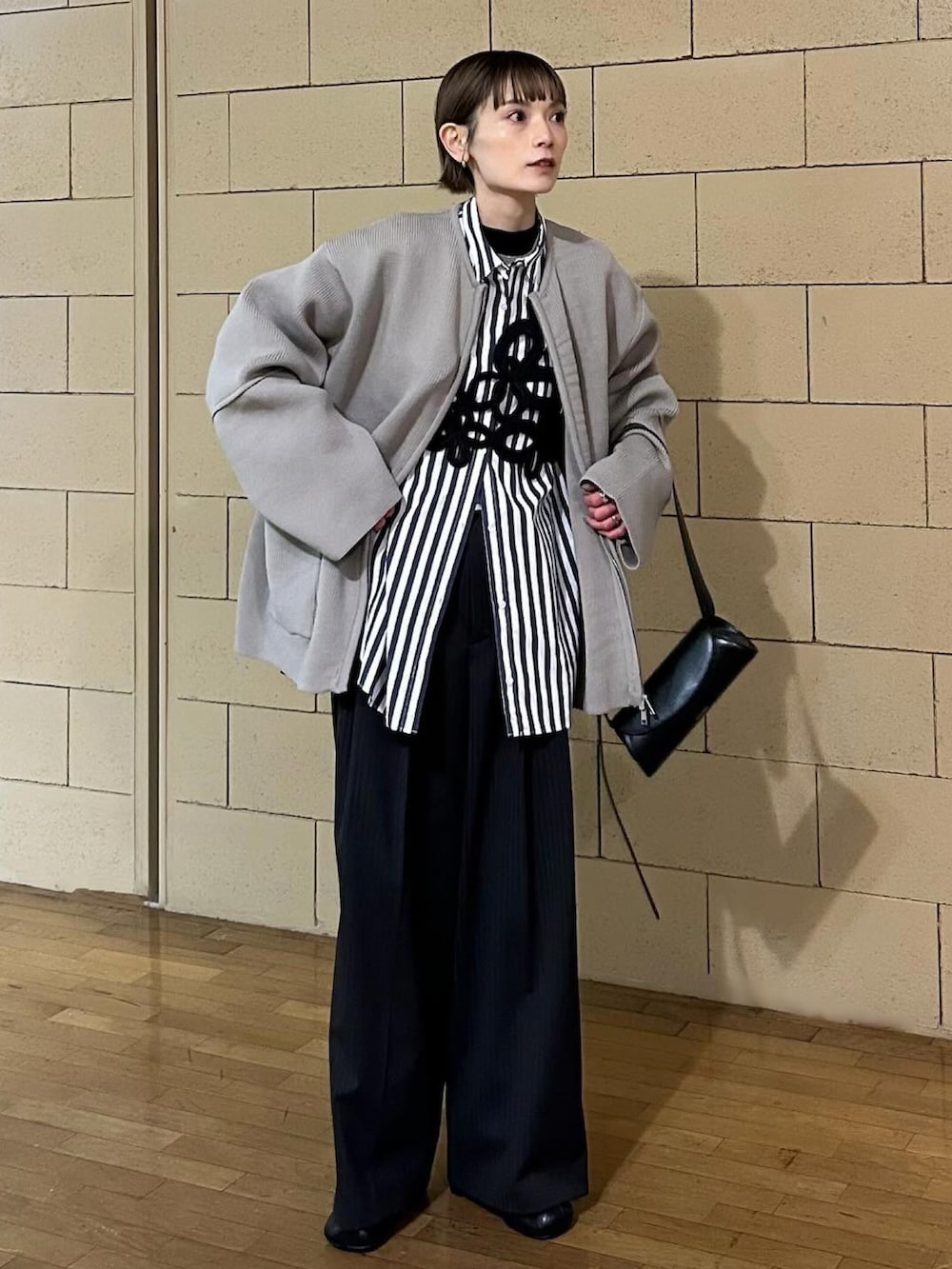 ベージュ系のカーディガン/ボレロ、ブラック系のその他パンツ、ブラック系のショルダーバッグを着用したレディースの冬コーディネートの2枚目の写真