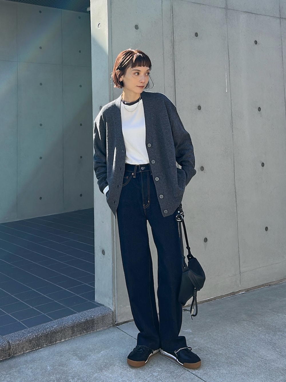 グレー系のカーディガン/ボレロを着用したレディースの秋コーディネートの2枚目の写真