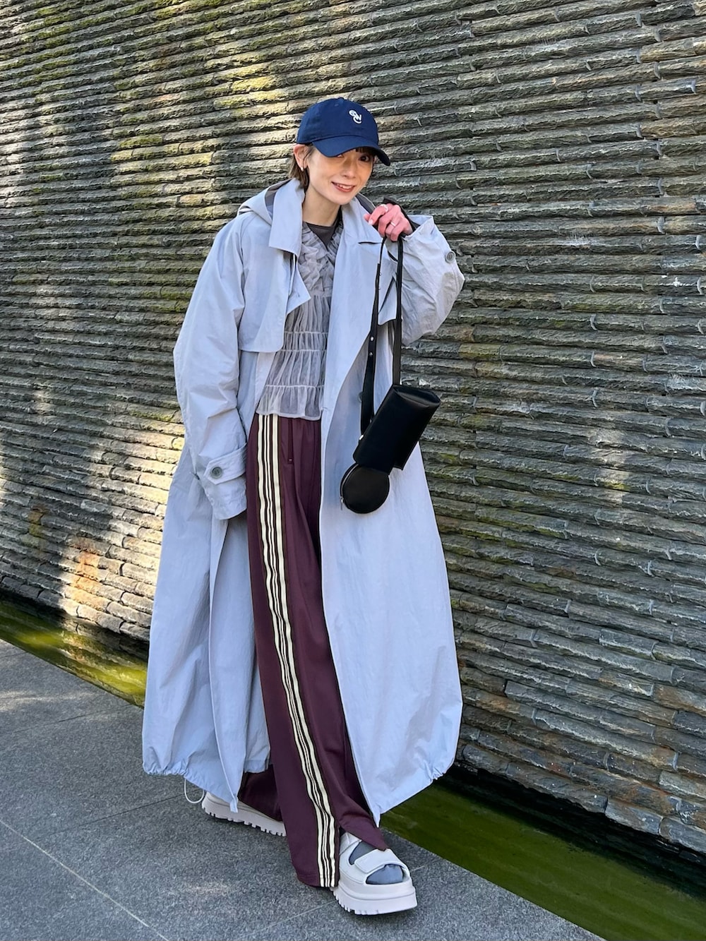 グレー系のシャツ/ブラウス、パープル系のスウェットパンツ、グレー系のサンダルを着用したレディースの春コーディネートの4枚目の写真