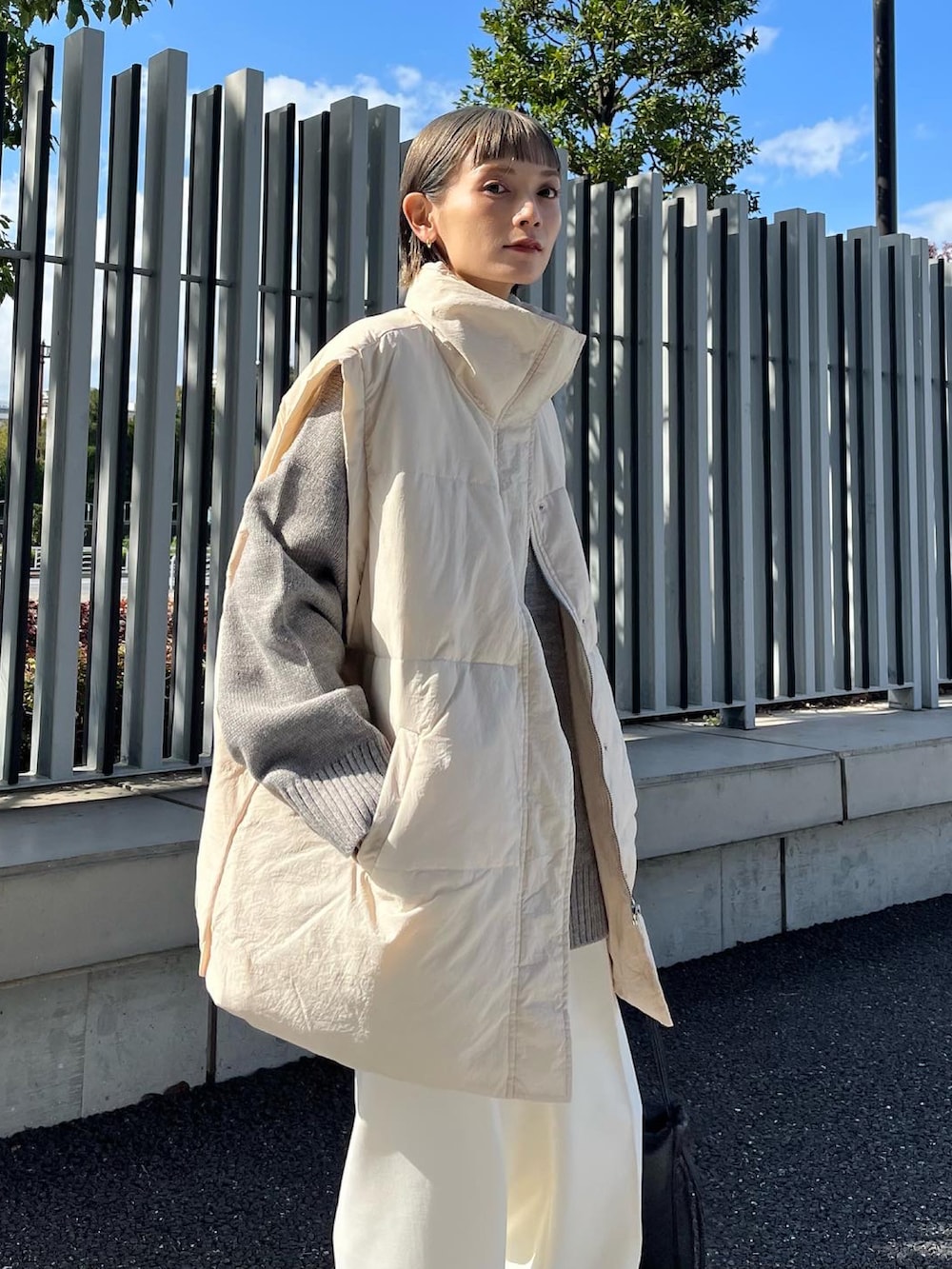 「重ね着ベストシーズン、休日コーデ、休日スタイル、スニーカーコーデ、秋服、秋冬コーデ、ホワイトコーデ、ダウンベスト、ニットコーデ、低身長、ホワイトスニーカー、厚底シューズ、大人コーデ、大人カジュアル、低身長女子」｜「hellamの中綿ボリュームダウンベスト（ダウンベスト、ホワイト系）」を使った、RIHOさん（レディース・150cm）の秋コーディネートの5枚目の写真