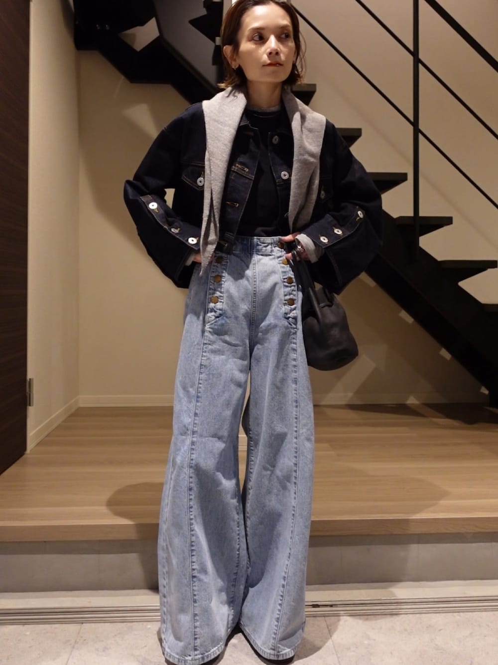 ブルー系のその他パンツ、ブルー系のデニムジャケットを着用したレディースの春コーディネートの2枚目の写真