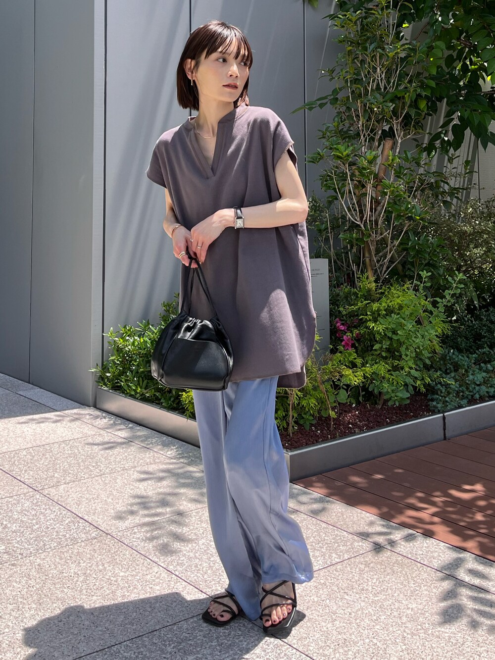 ブルー系のその他パンツ、グレー系のTシャツ/カットソー、ホワイト系のショルダーバッグを着用したレディースの夏コーディネートの3枚目の写真