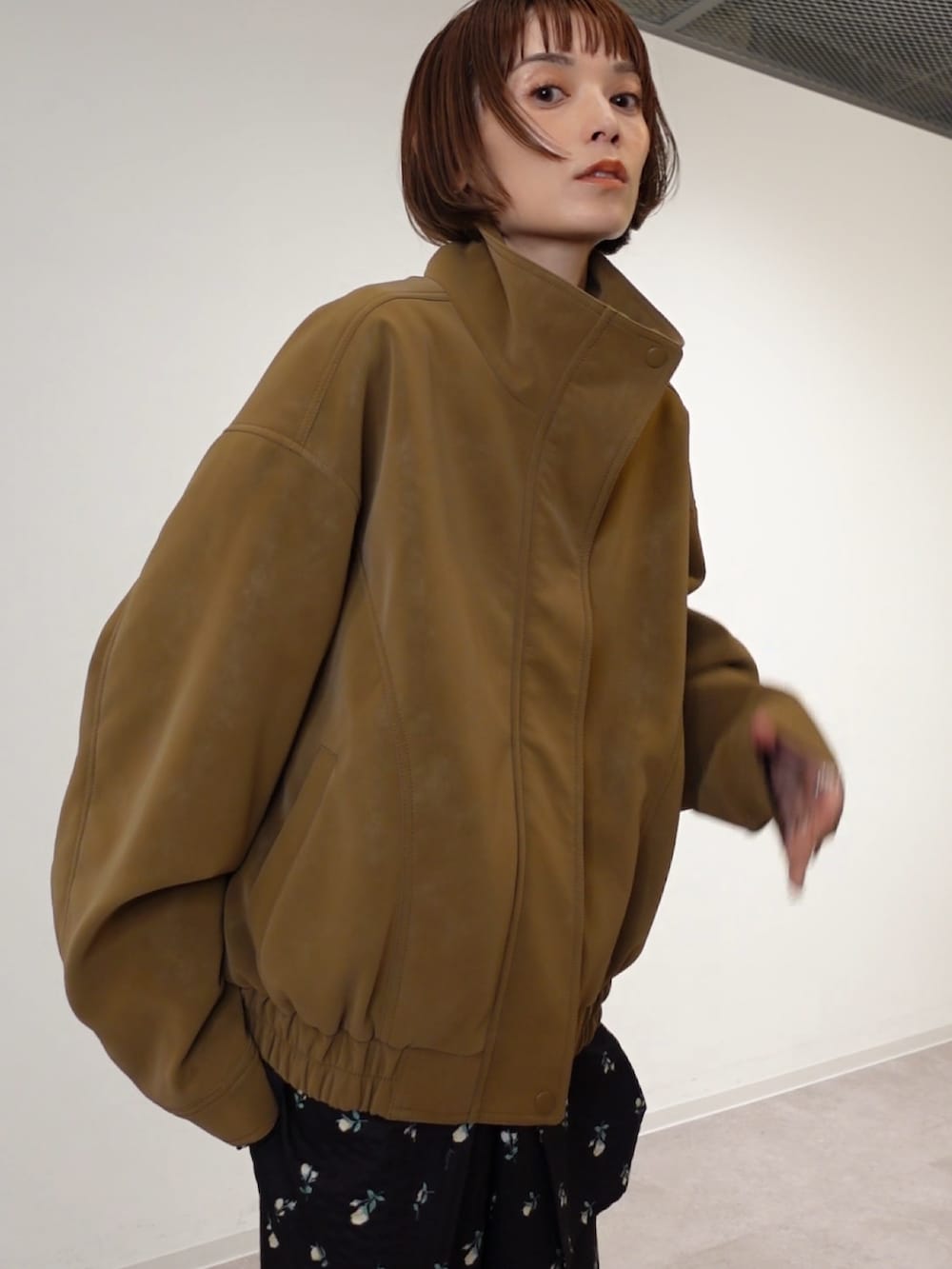 ブラック系のその他パンツ、ブラック系のシャツ/ブラウス、ブラウン系のブルゾンを着用したレディースの冬コーディネートの2枚目の写真