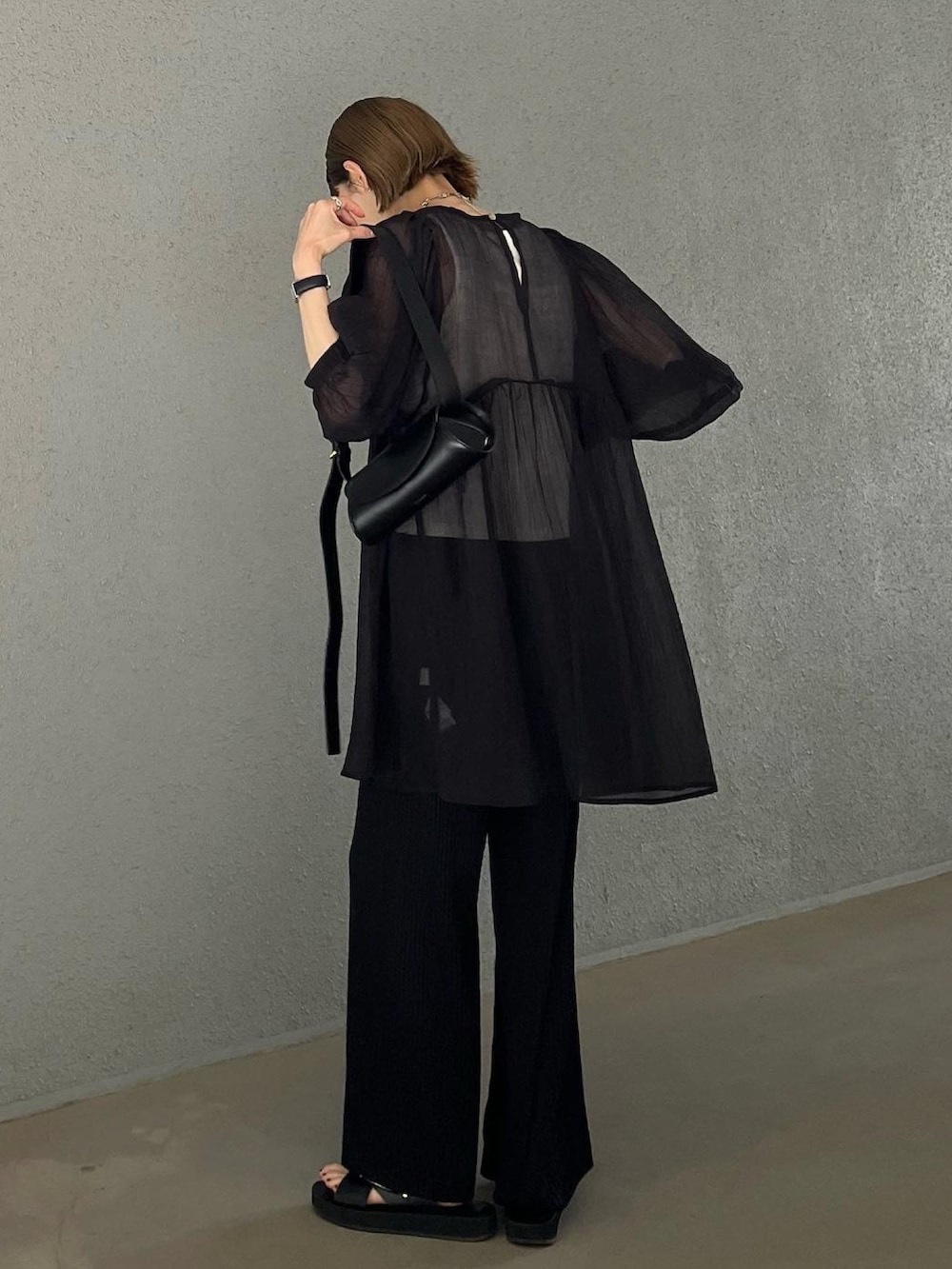 ブラック系のパンツ、ブラック系のシャツ/ブラウス、ブラック系のショルダーバッグを着用したレディースの夏コーディネートの3枚目の写真