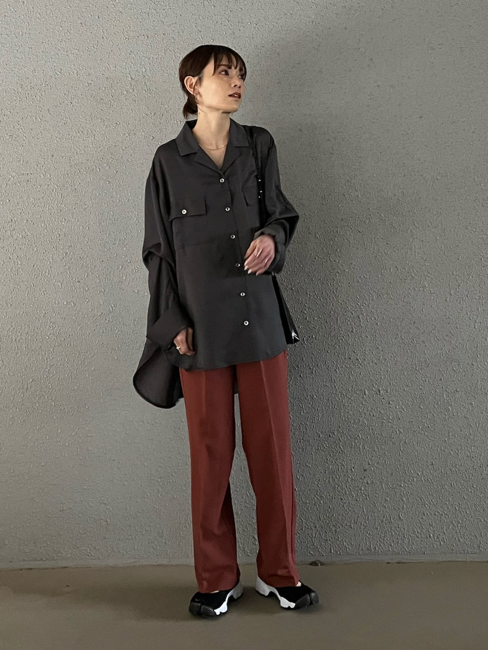 ブラック系のスニーカー、ブラウン系のその他パンツ、グレー系のシャツ/ブラウスを着用したレディースの春コーディネートの2枚目の写真