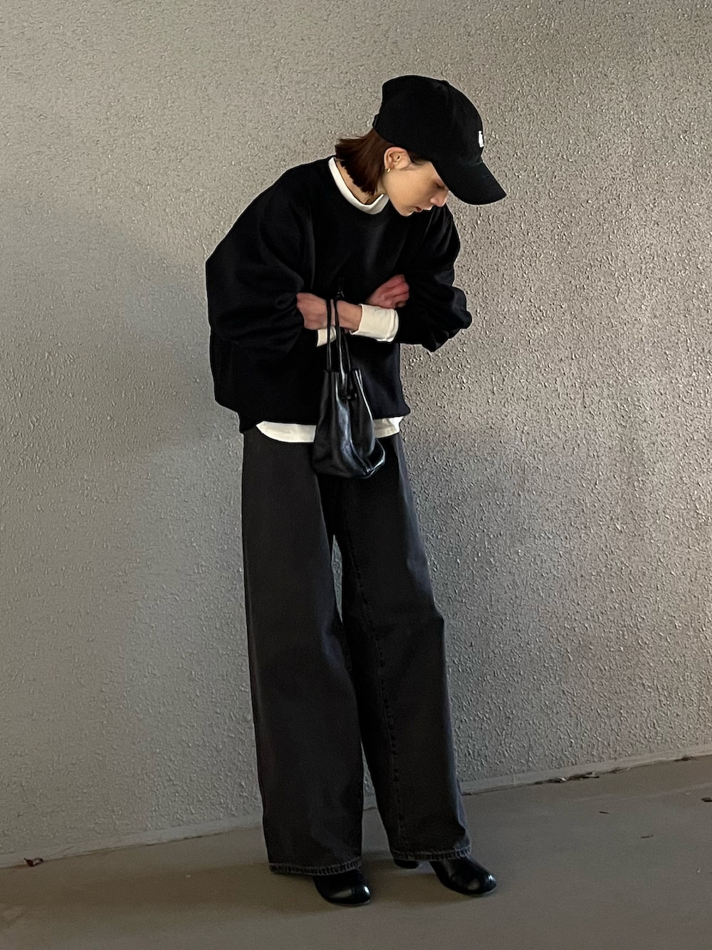 「春コーデ、デニムコーデ、リーバイス、Levi's、リーバイス23ss、PR、バギーパンツ、バギーデニム、キャップコーデ、レイヤードスタイル、モノトーン、低身長、大人カジュアル、ベースボールキャップ、おでかけコーデ」｜「GUのアイテム（スウェット、ブラック系）」を使った、RIHOさん（レディース・150cm）の冬コーディネートの2枚目の写真