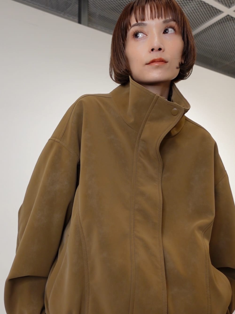 ブラック系のその他パンツ、ブラック系のシャツ/ブラウス、ブラウン系のブルゾンを着用したレディースの冬コーディネートの3枚目の写真