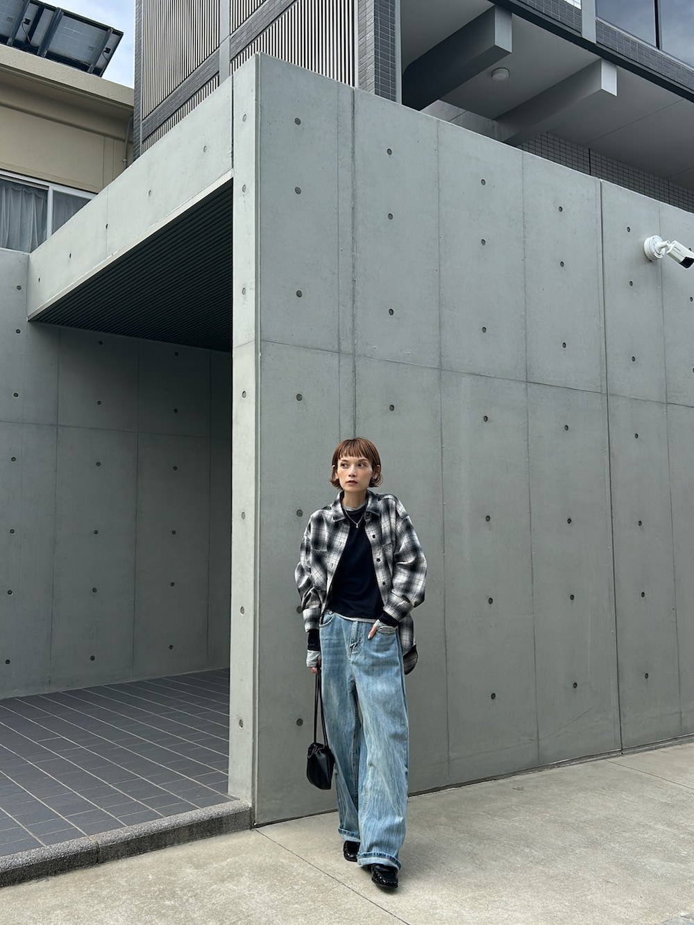 ブラック系のローファー、ブラック系のシャツ/ブラウスを着用したレディースの秋コーディネートの2枚目の写真