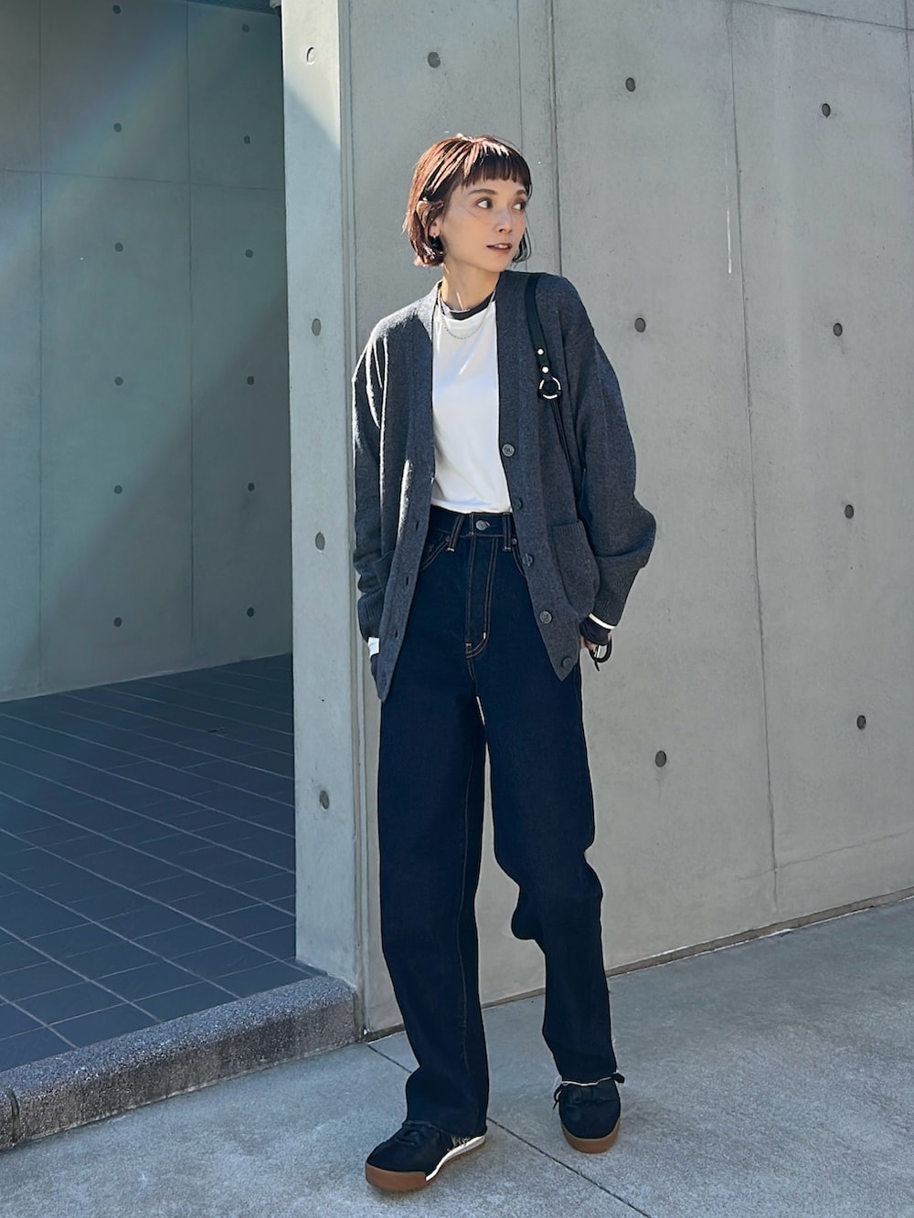 グレー系のカーディガン/ボレロを着用したレディースの秋コーディネートの3枚目の写真