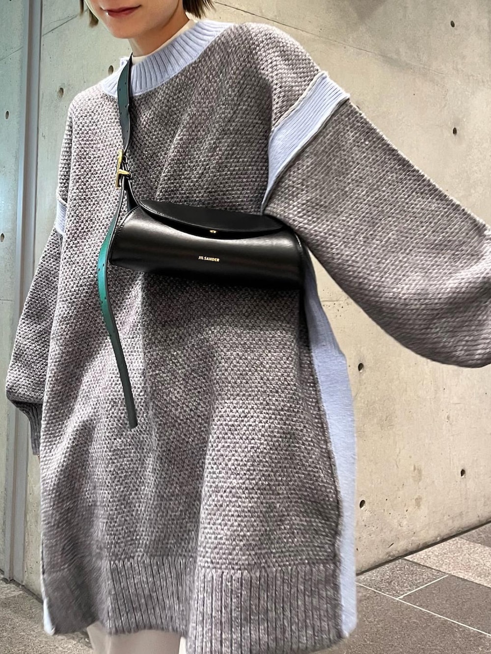 グレー系のその他パンツ、グレー系のニット/セーター、ブラック系のショルダーバッグを着用したレディースの秋コーディネートの3枚目の写真