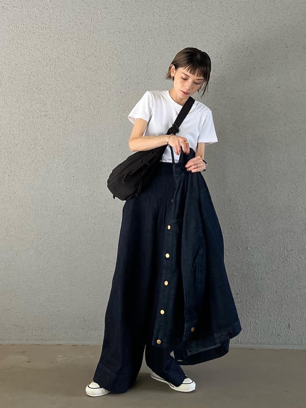 ブルー系のデニムジャケット、ブルー系のデニムパンツ、ブラウン系のショルダーバッグを着用したレディースの夏コーディネートの5枚目の写真