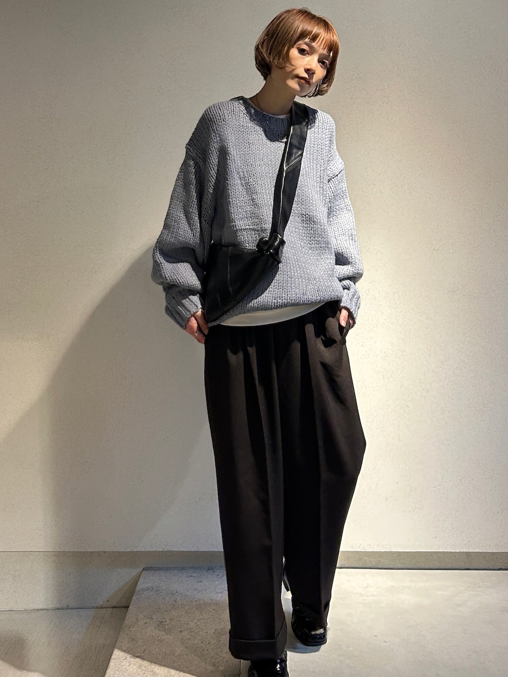 ブラウン系のスラックスを着用したレディースの冬コーディネートの3枚目の写真