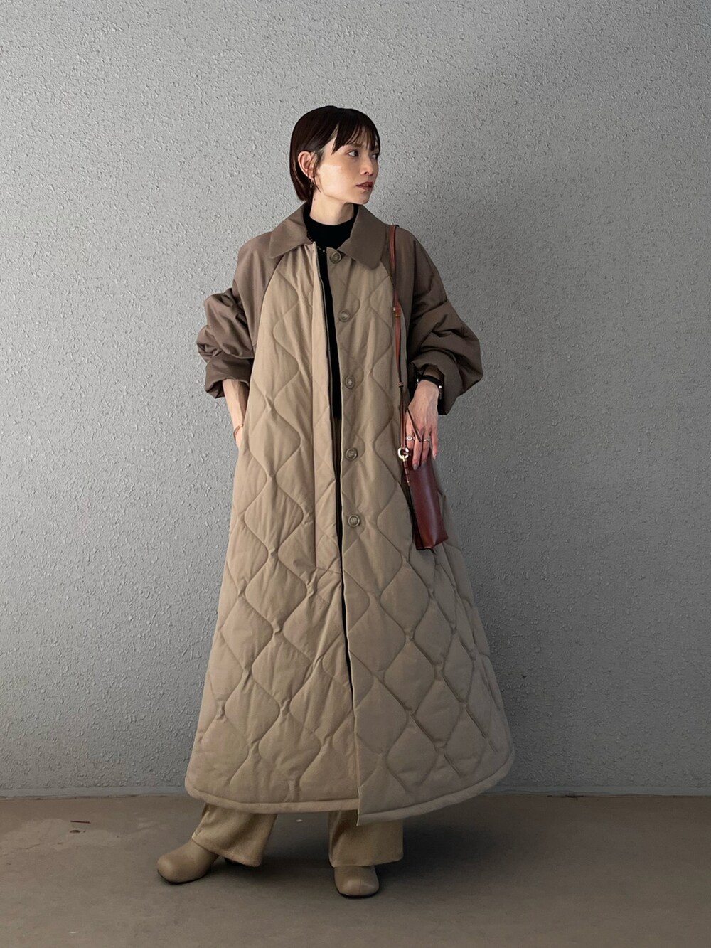 ブラウン系のショルダーバッグ、ベージュ系のその他アウター、ベージュ系のその他パンツを着用したレディースの夏コーディネートの3枚目の写真