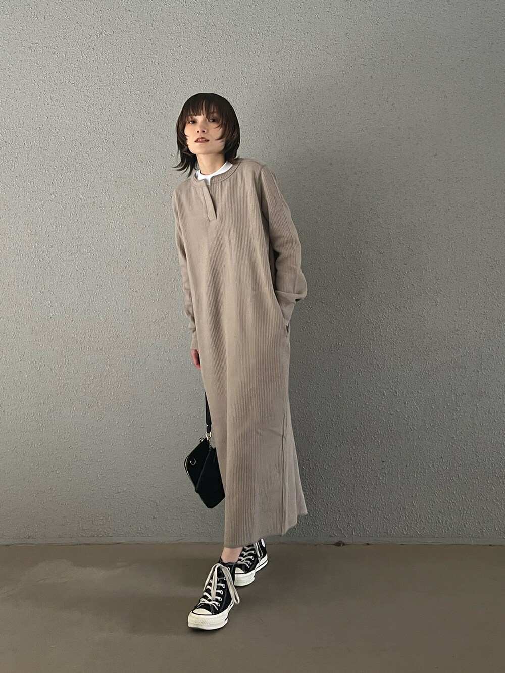 ベージュ系のワンピースを着用したレディースの春コーディネートの2枚目の写真