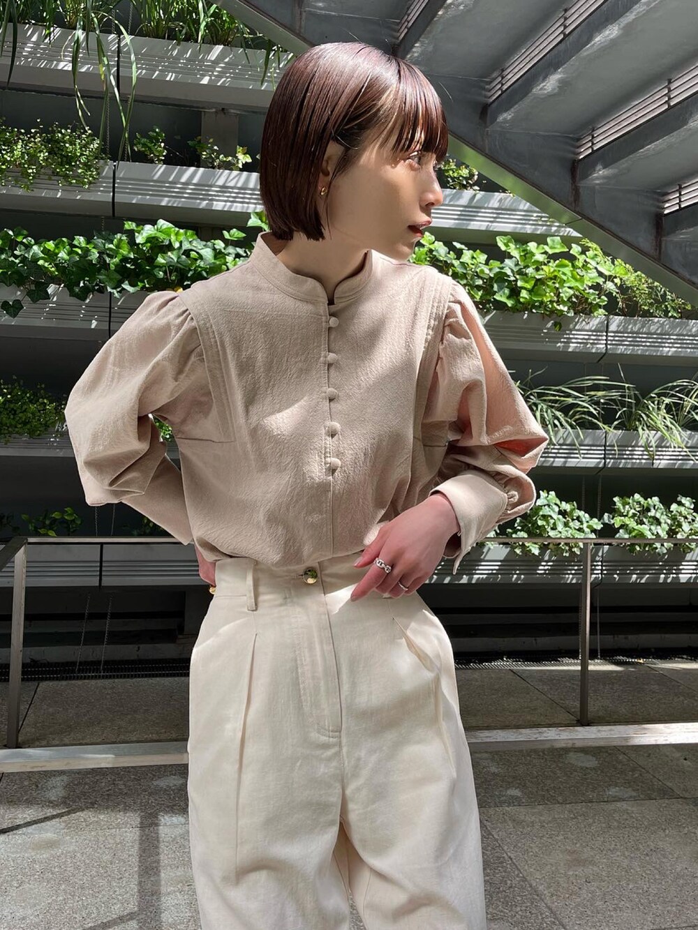 ホワイト系のその他パンツ、ベージュ系のシャツ/ブラウス、ブラウン系のパンプスを着用したレディースの春コーディネートの4枚目の写真