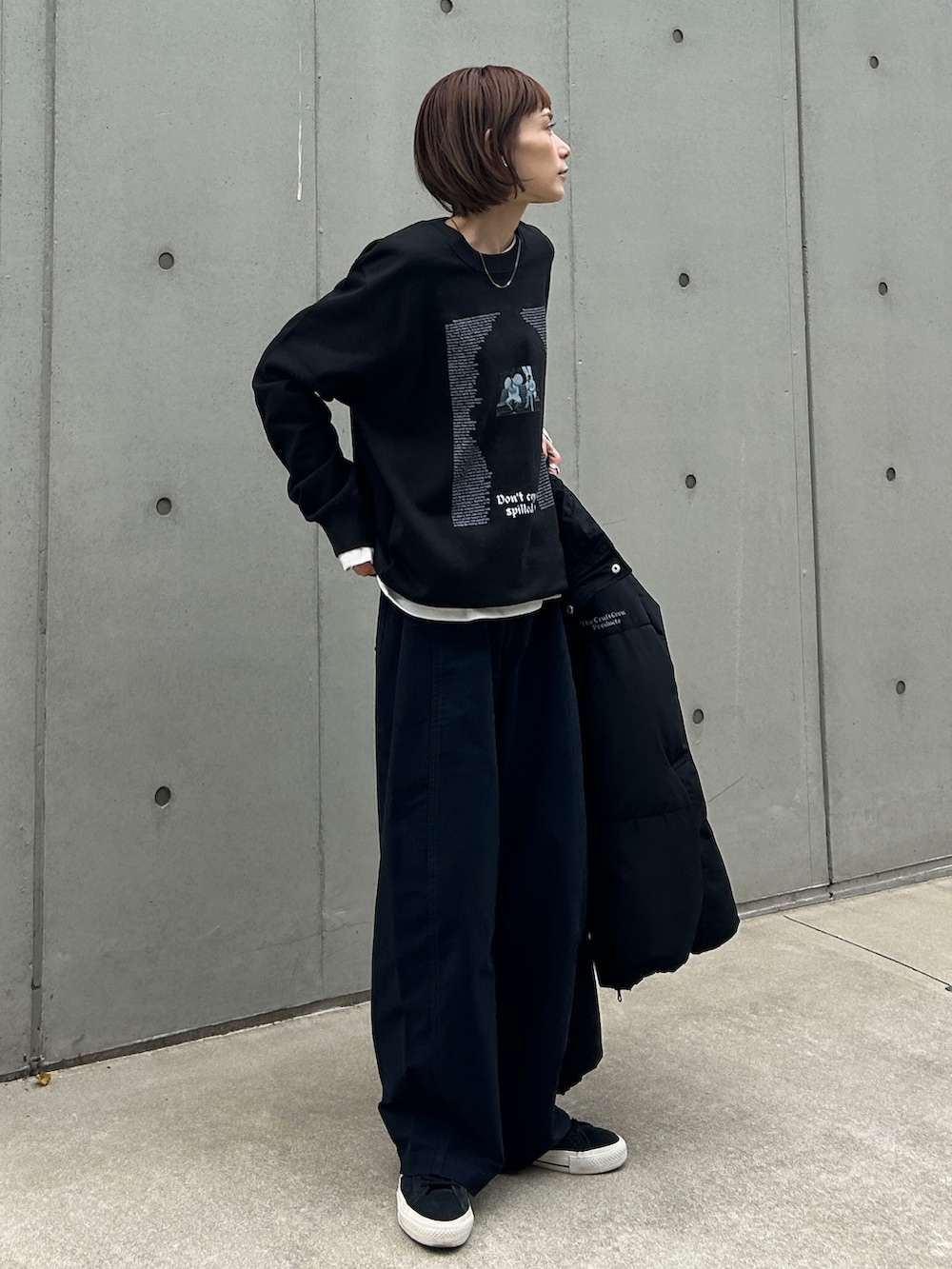 ブルー系のパンツ、ブラック系のスウェット、ブラック系のダウンジャケット/コートを着用したレディースの冬コーディネートの3枚目の写真