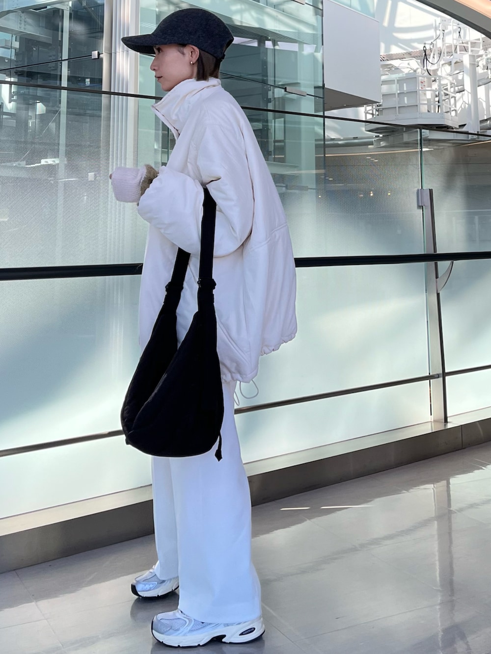 ホワイト系のパンツ、ホワイト系のダウンジャケット/コート、ホワイト系のニット/セーターを着用したレディースの冬コーディネートの3枚目の写真