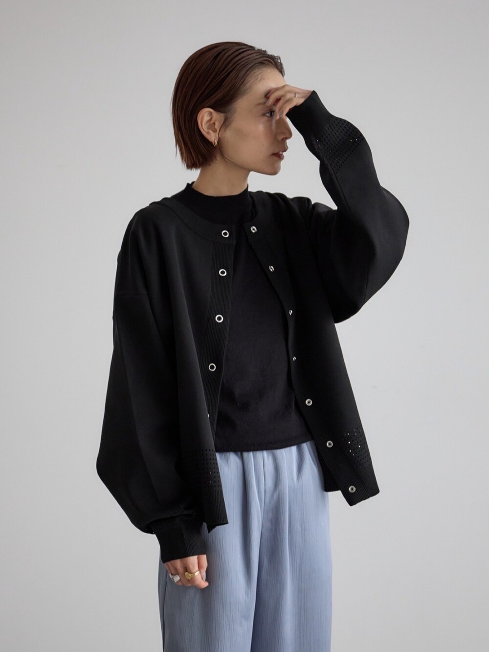 ブルー系のその他パンツ、ブラック系のニット/セーター、ホワイト系のブーツを着用したレディースの秋コーディネートの5枚目の写真