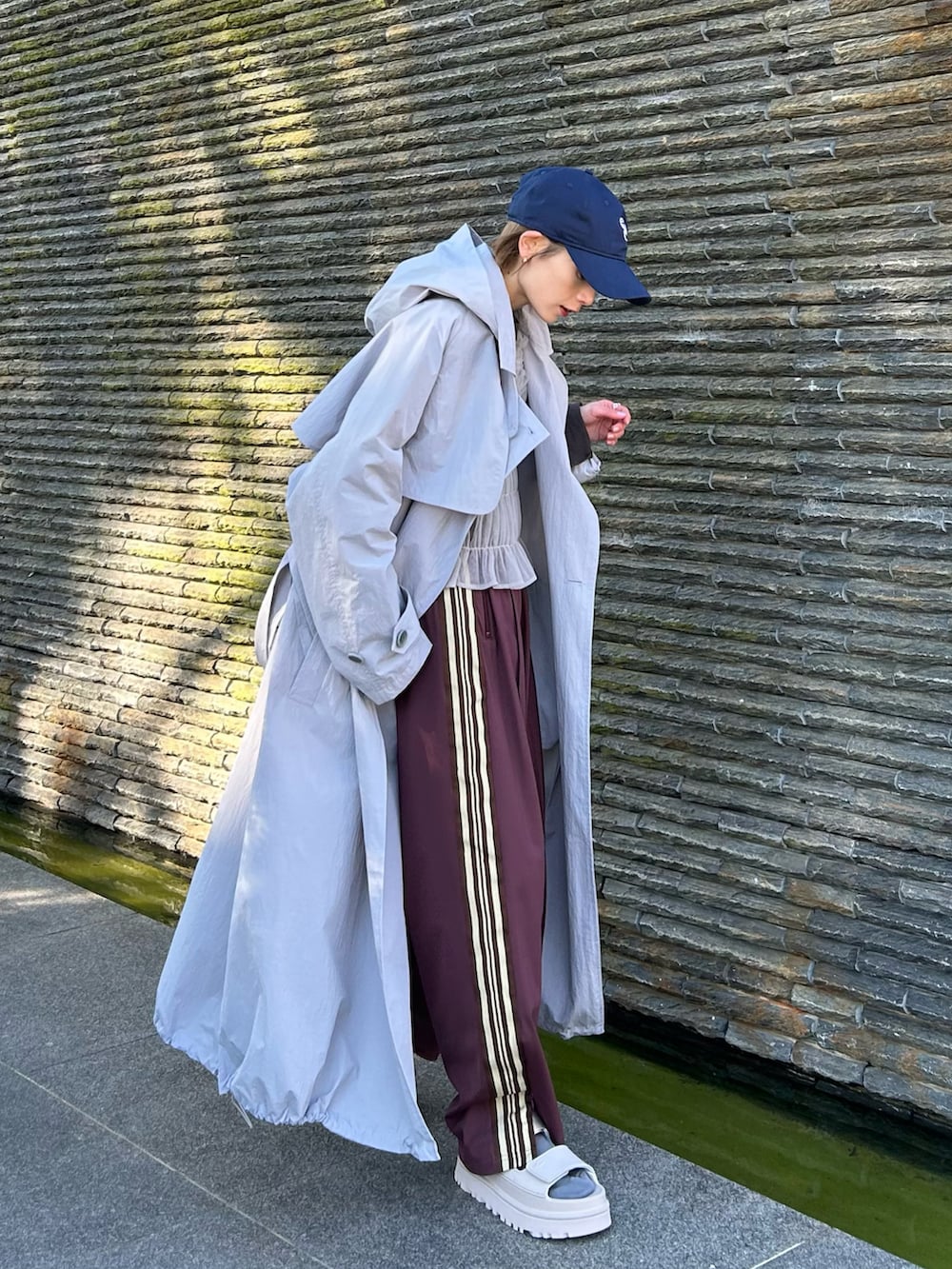 グレー系のシャツ/ブラウス、パープル系のスウェットパンツ、グレー系のサンダルを着用したレディースの春コーディネートの3枚目の写真