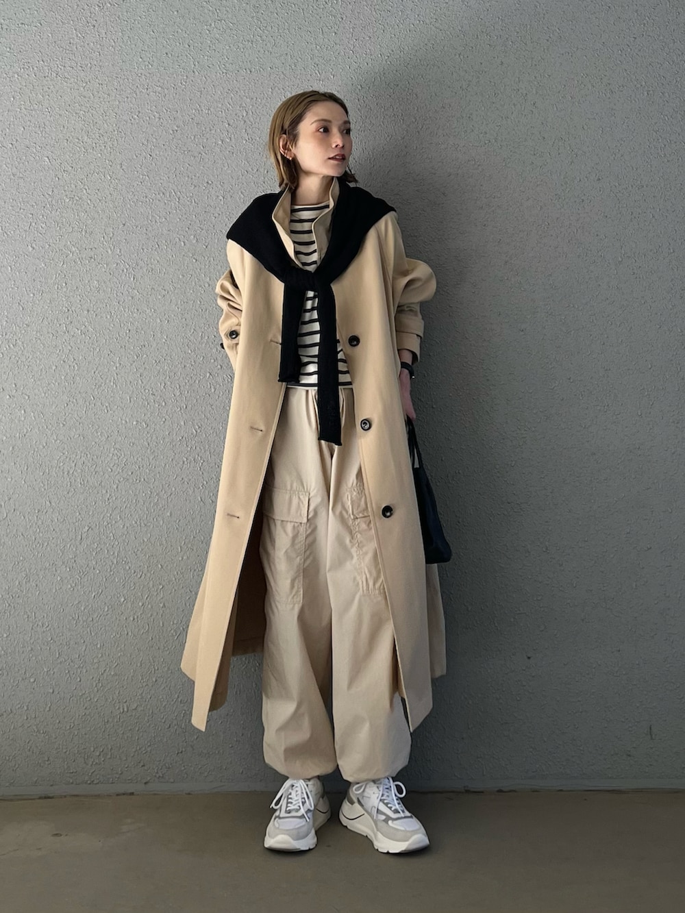 ホワイト系のトップス、ホワイト系のスニーカー、ホワイト系のパンツを着用したレディースの春コーディネートの2枚目の写真