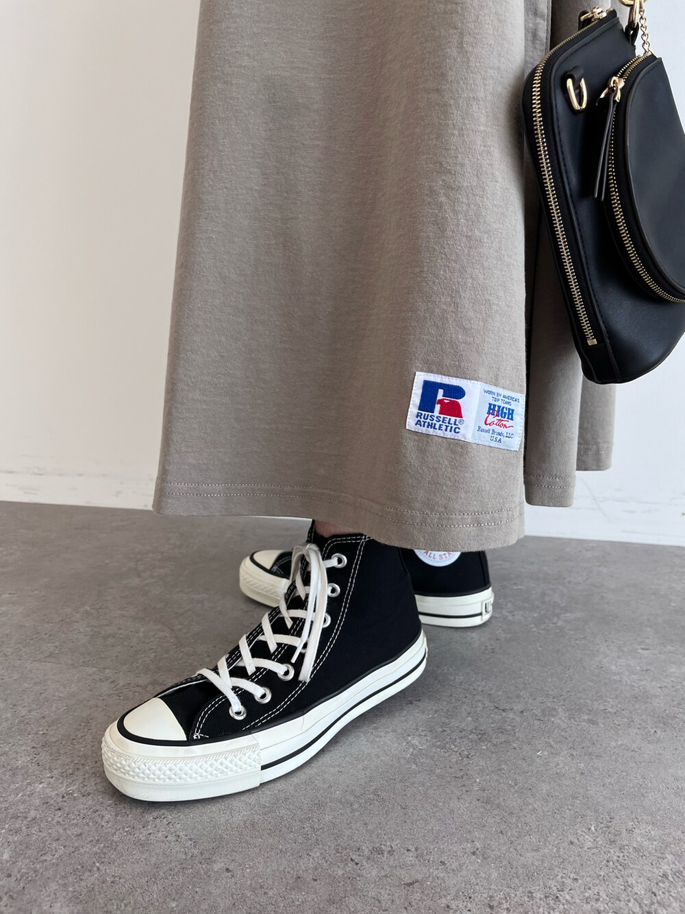 ベージュ系のワンピース、ブラック系のスニーカー、ブラック系のショルダーバッグを着用したレディースの夏コーディネートの4枚目の写真