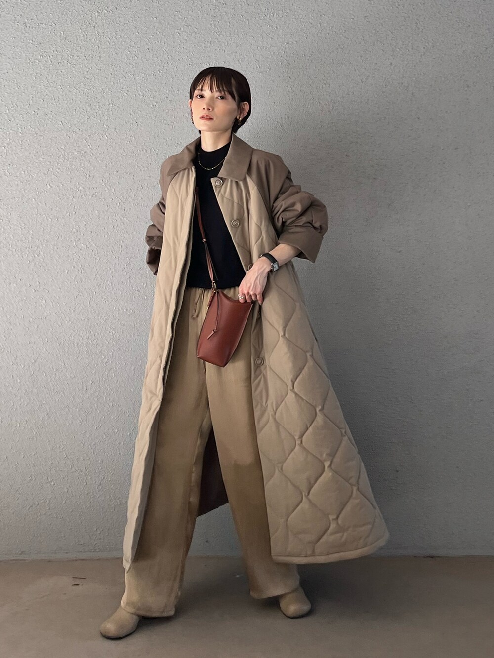 ブラウン系のショルダーバッグ、ベージュ系のその他アウター、ベージュ系のその他パンツを着用したレディースの夏コーディネートの2枚目の写真