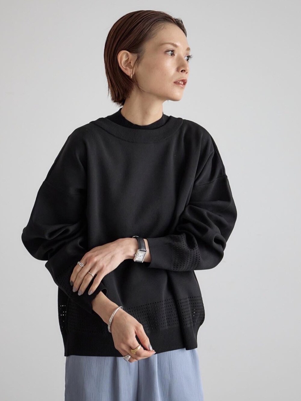 ブルー系のその他パンツ、ブラック系のニット/セーター、ホワイト系のブーツを着用したレディースの秋コーディネートの3枚目の写真