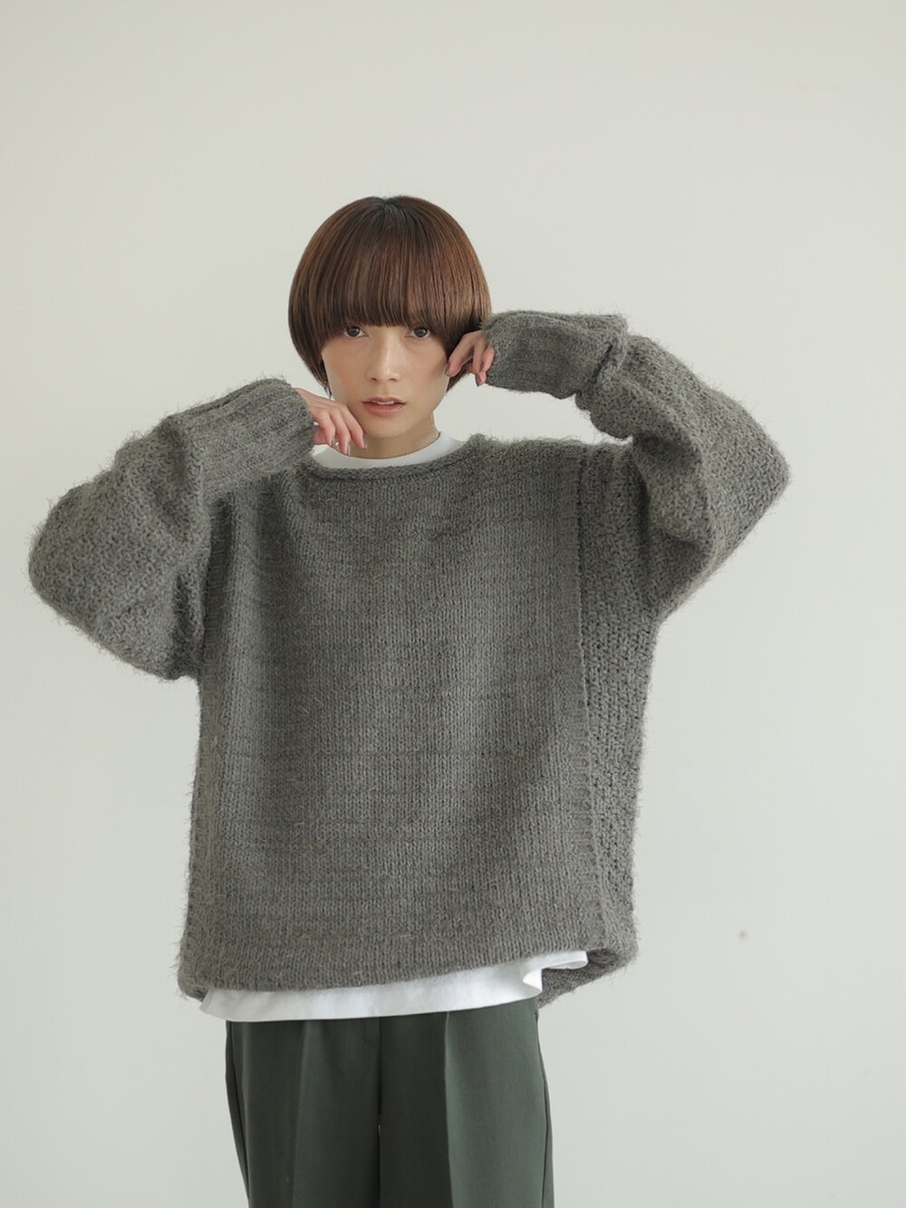 グリーン系のその他パンツ、ホワイト系のTシャツ/カットソー、ブラック系のブーツを着用したレディースの秋コーディネートの2枚目の写真