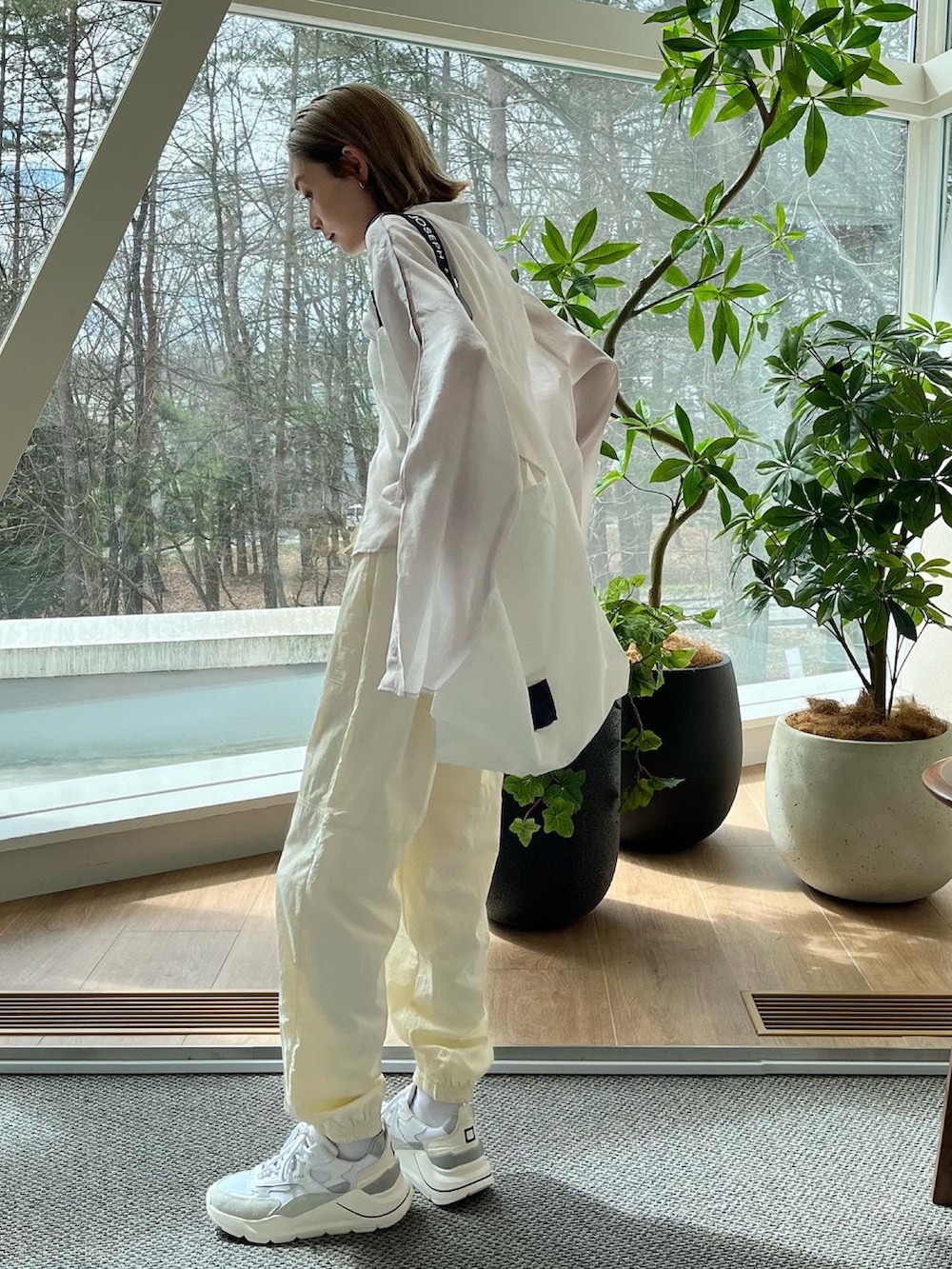 ホワイト系のその他パンツ、グレー系のシャツ/ブラウス、ホワイト系のエコバッグ/サブバッグを着用したレディースの春コーディネートの4枚目の写真