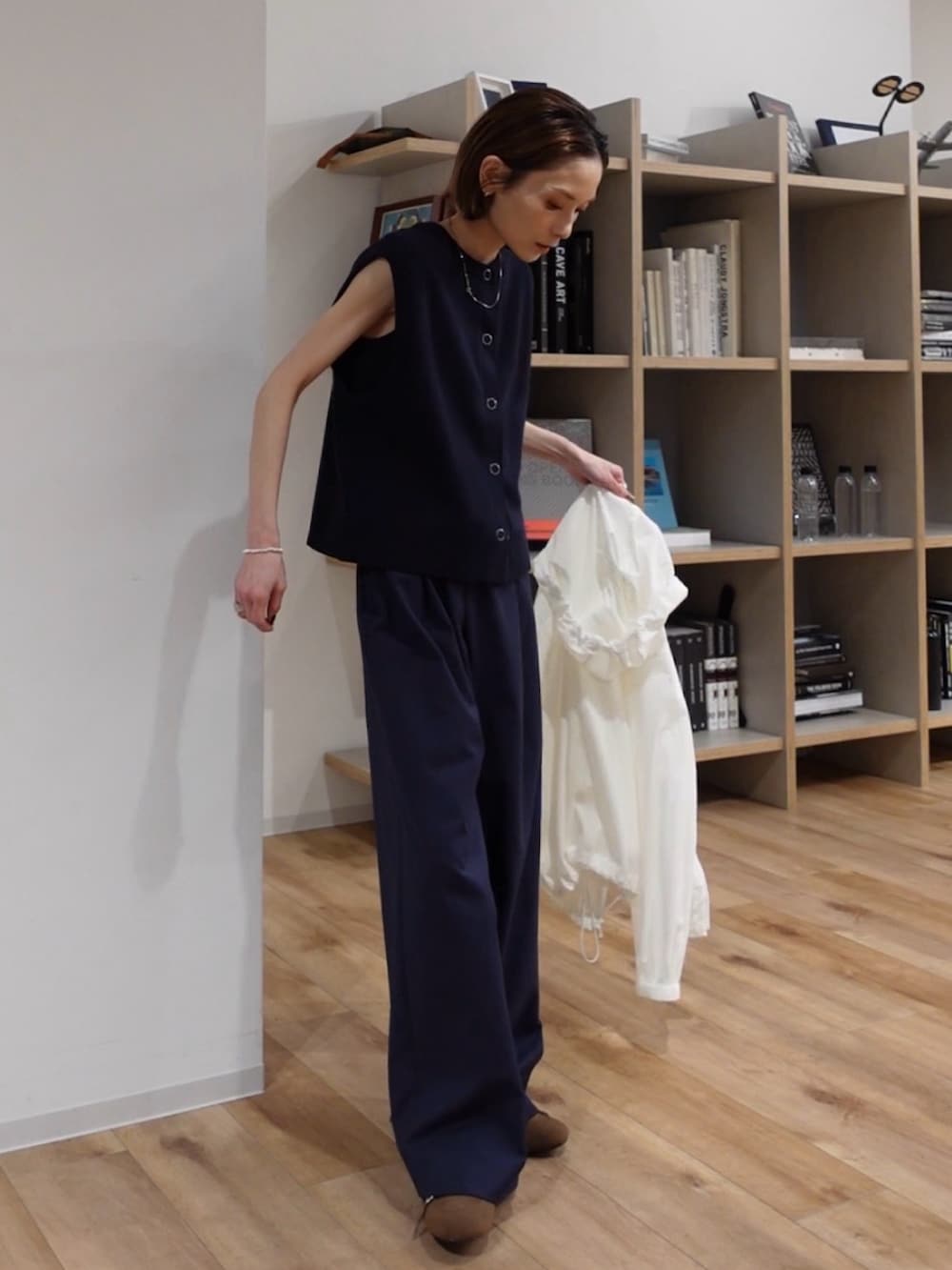 ブルー系のその他パンツ、ブルー系のベスト、ホワイト系のトップスを着用したレディースの春コーディネートの2枚目の写真