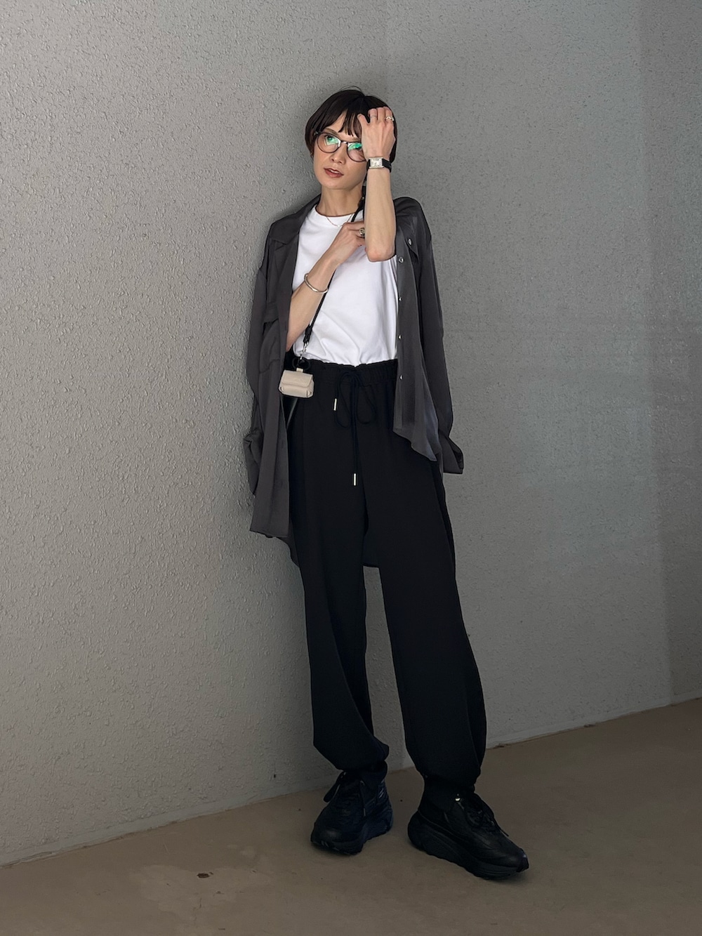 グレー系のシャツ/ブラウス、ブラック系のスニーカー、ホワイト系のTシャツ/カットソーを着用したレディースの夏コーディネートの3枚目の写真