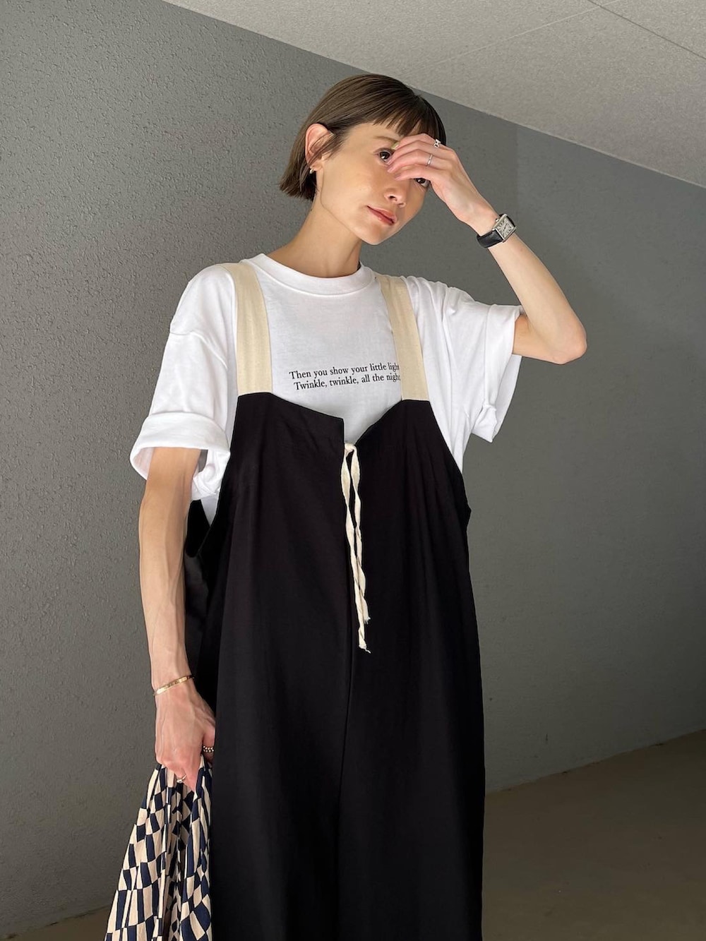 ブルー系のトートバッグ、ブラック系のサロペット/オーバーオール、ブラック系のサンダルを着用したレディースの夏コーディネートの5枚目の写真