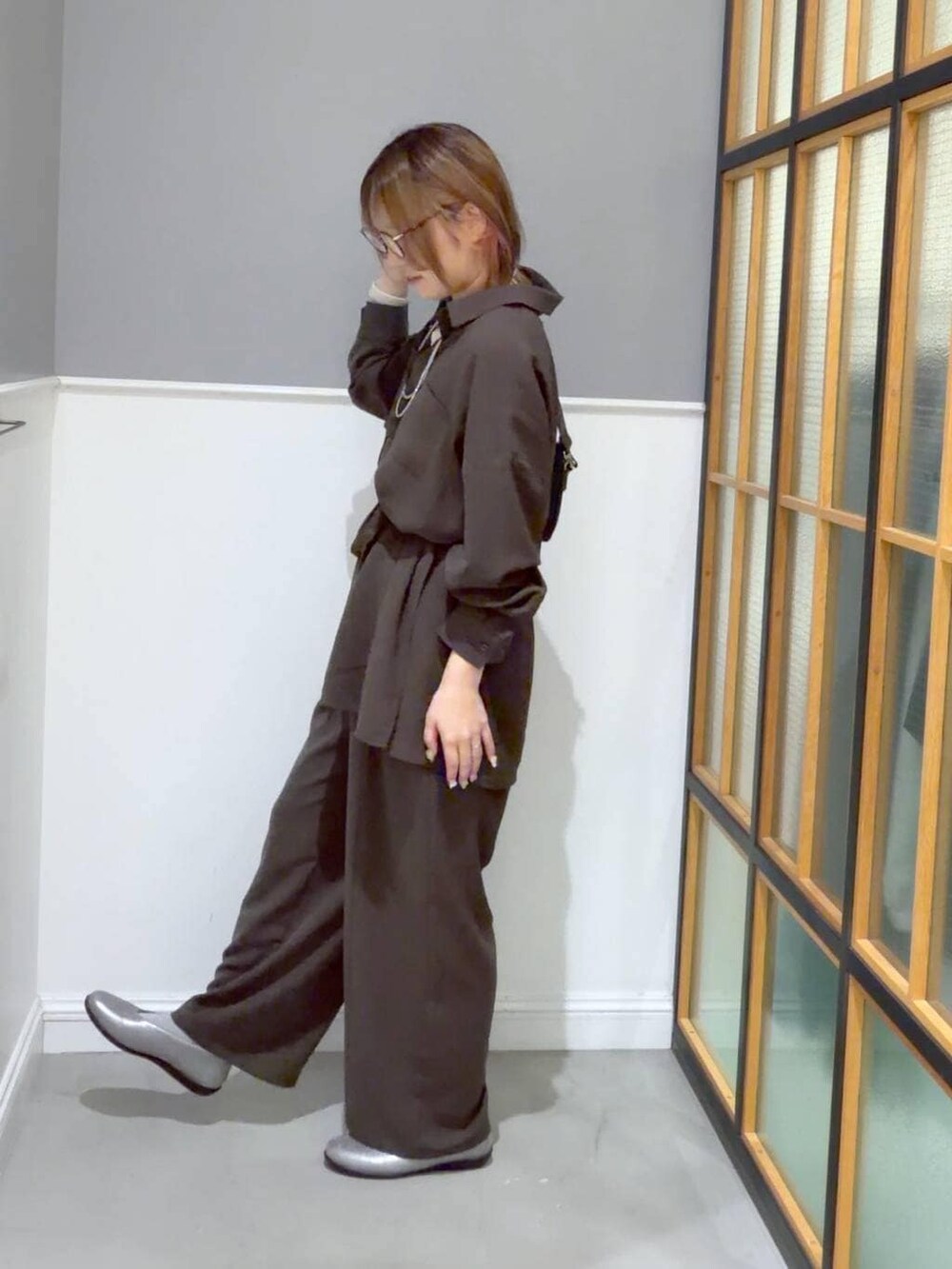 ブラウン系のその他パンツ、ブラウン系のシャツ/ブラウス、その他のパンプスを着用したレディースの春コーディネートの2枚目の写真