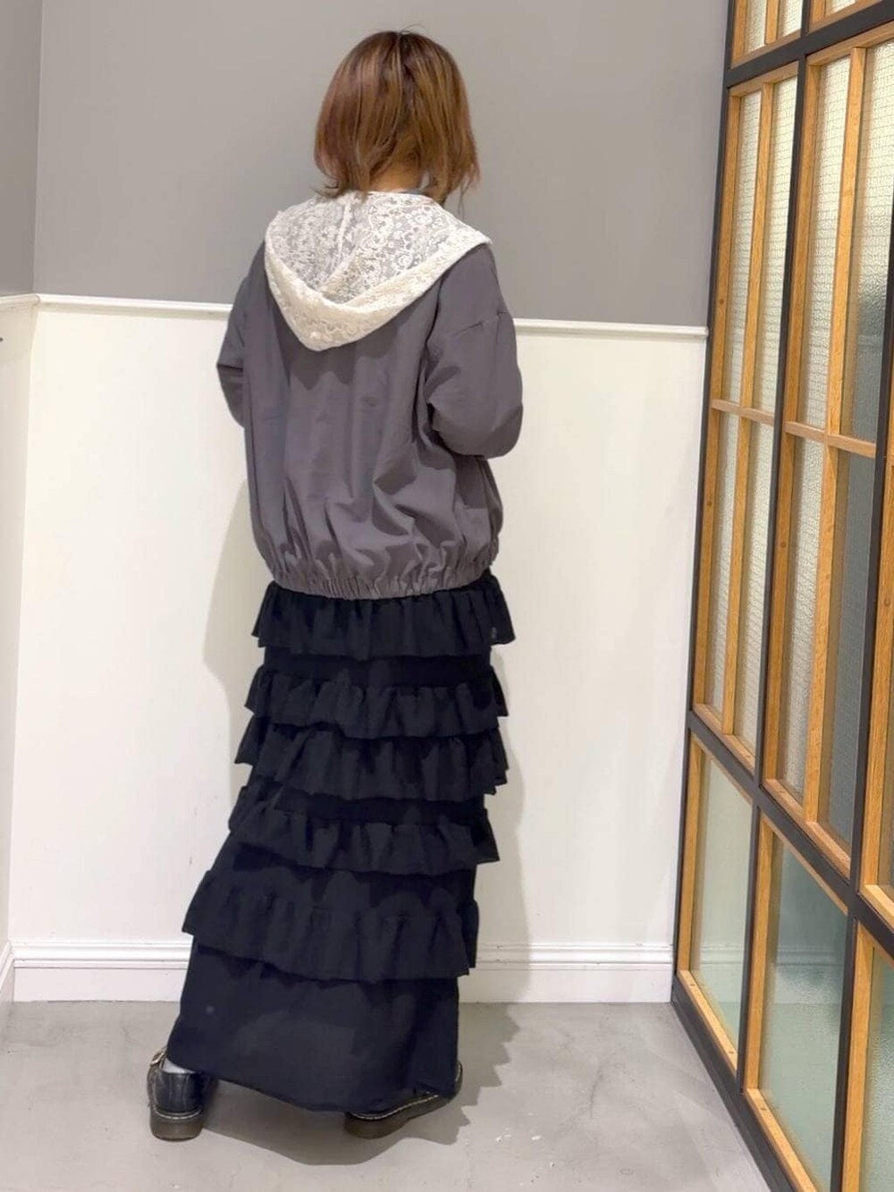 ブルー系のシャツ/ブラウス、ブラック系のスカート、グレー系のブルゾンを着用したレディースの春コーディネートの3枚目の写真