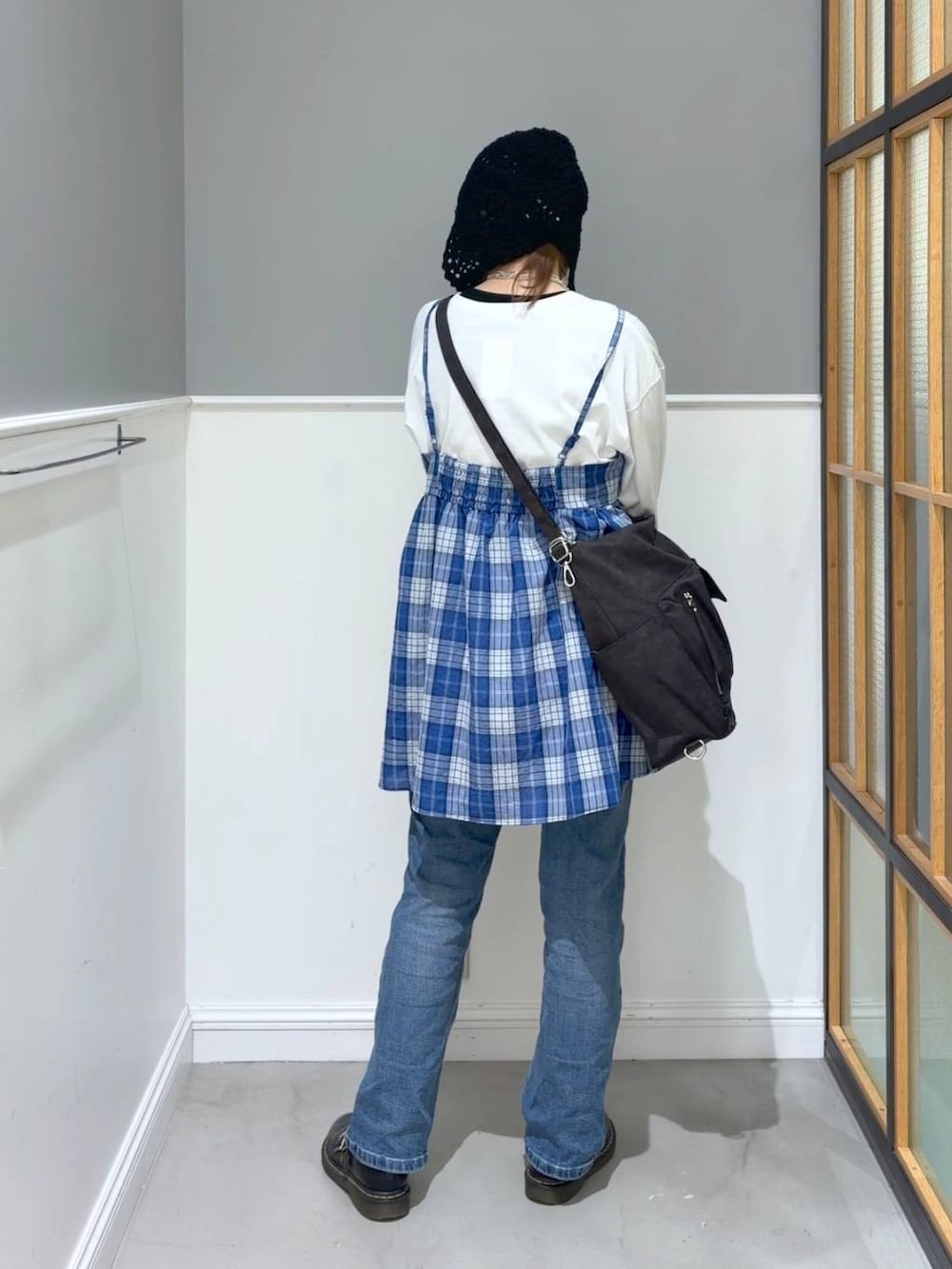 ブラック系のショルダーバッグ、ホワイト系のTシャツ/カットソー、ブルー系のキャミソールを着用したレディースの春コーディネートの3枚目の写真