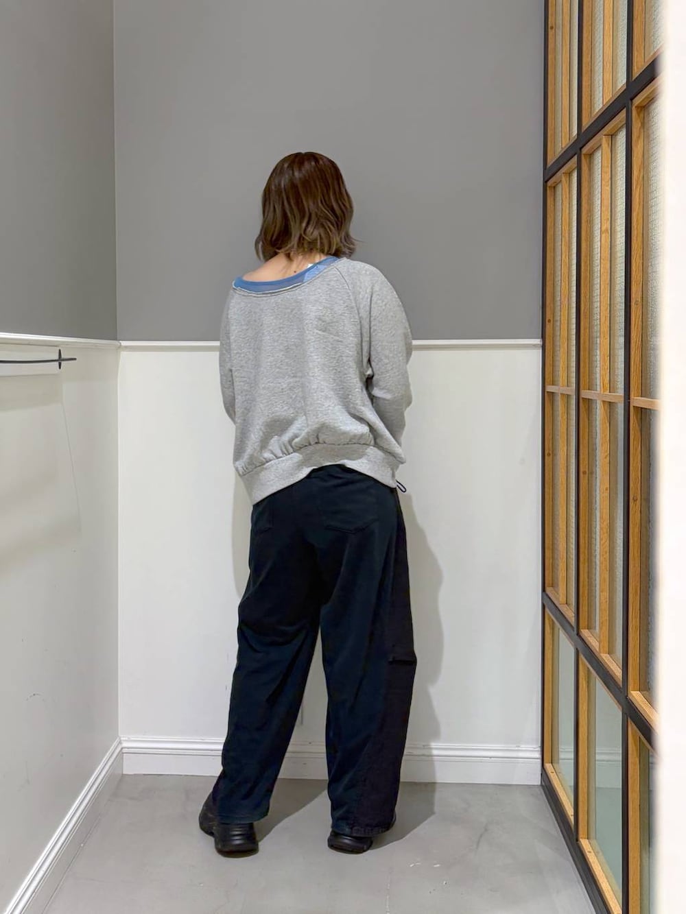 ブルー系のデニムパンツ、グレー系のその他トップス、ブラック系のスニーカーを着用したレディースの秋コーディネートの3枚目の写真