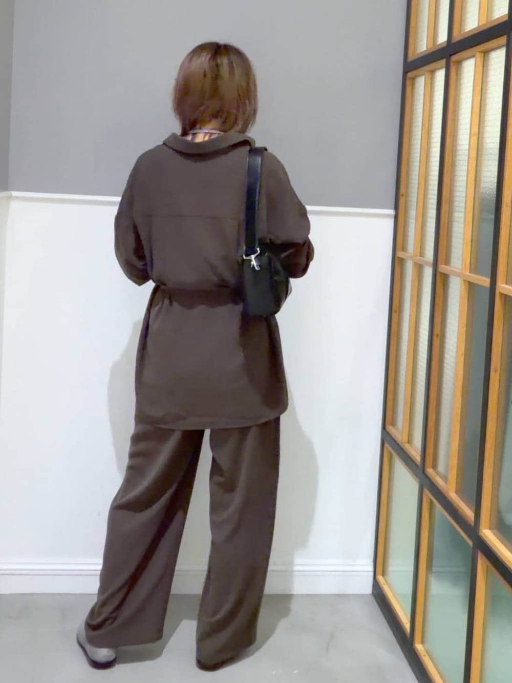 ブラウン系のその他パンツ、ブラウン系のシャツ/ブラウス、その他のパンプスを着用したレディースの春コーディネートの3枚目の写真