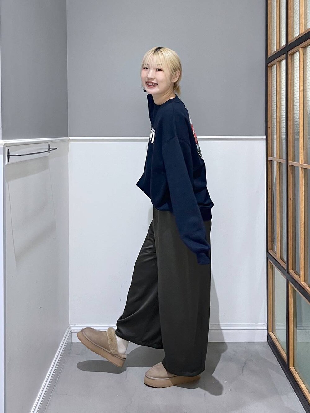 グレー系のその他パンツ、ブルー系のスウェットを着用したレディースの秋コーディネートの2枚目の写真