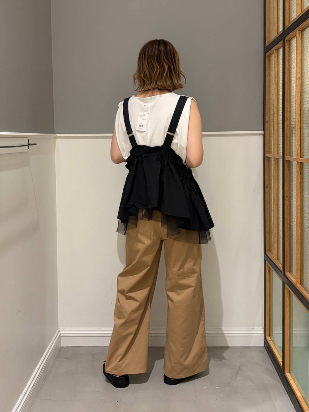 ベージュ系のその他パンツ、ブラック系のベスト、ブラック系のサンダルを着用したレディースの夏コーディネートの3枚目の写真