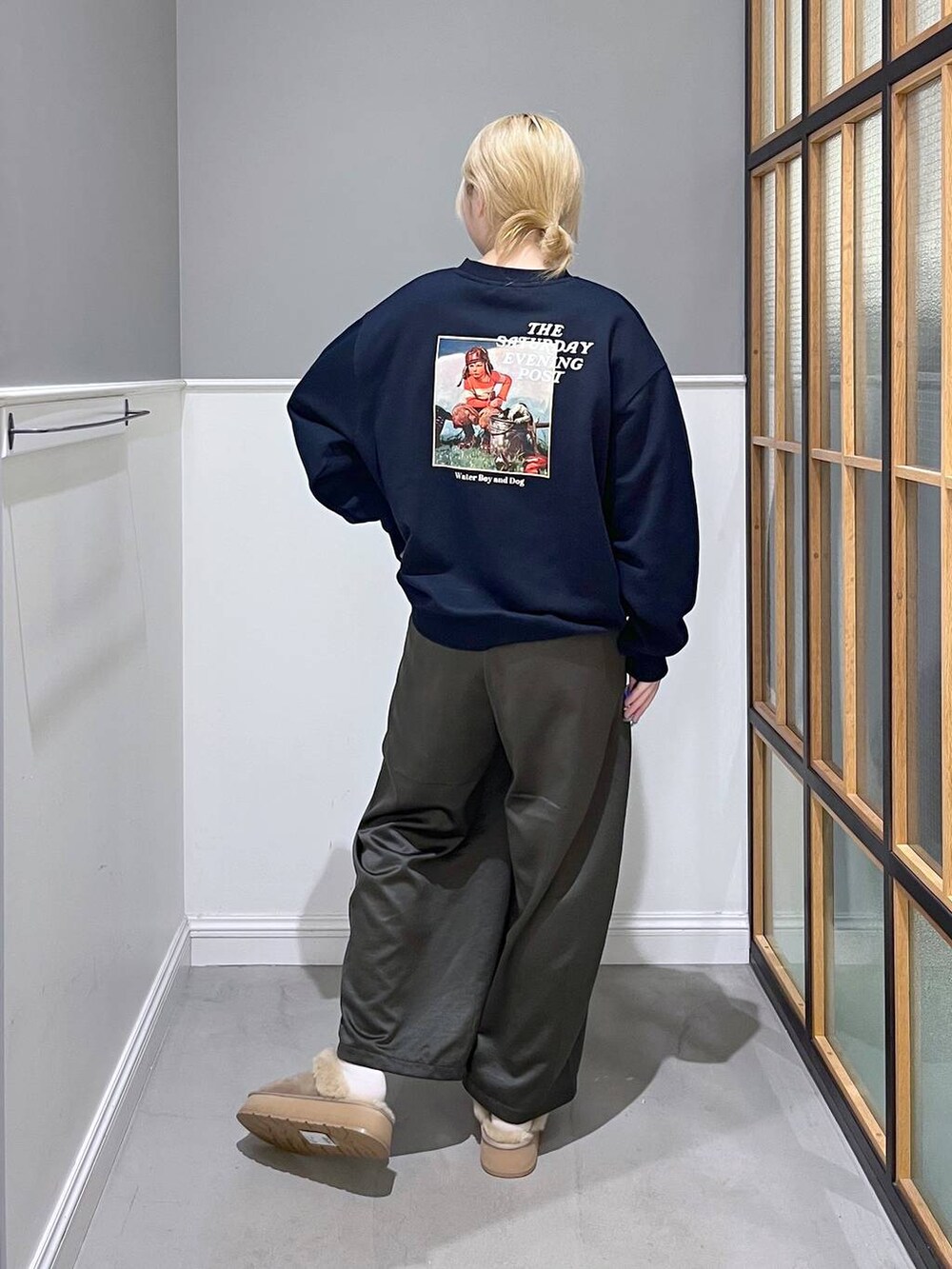 グレー系のその他パンツ、ブルー系のスウェットを着用したレディースの秋コーディネートの3枚目の写真