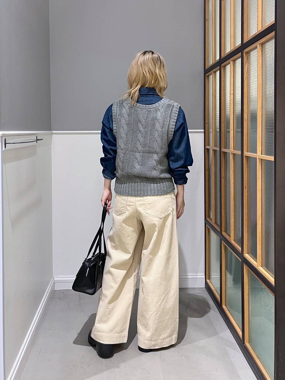 ホワイト系のその他パンツ、ブルー系のシャツ/ブラウス、ブラック系のボストンバッグを着用したレディースの秋コーディネートの3枚目の写真