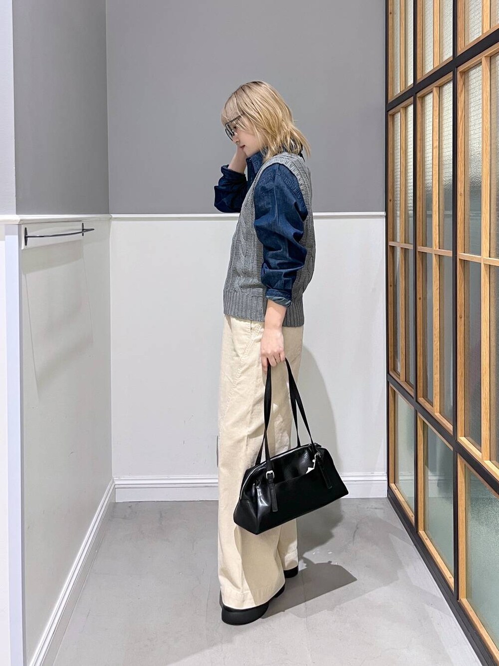 ホワイト系のその他パンツ、ブルー系のシャツ/ブラウス、ブラック系のボストンバッグを着用したレディースの秋コーディネートの2枚目の写真