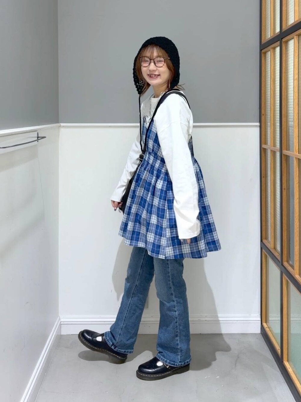 ブラック系のショルダーバッグ、ホワイト系のTシャツ/カットソー、ブルー系のキャミソールを着用したレディースの春コーディネートの2枚目の写真