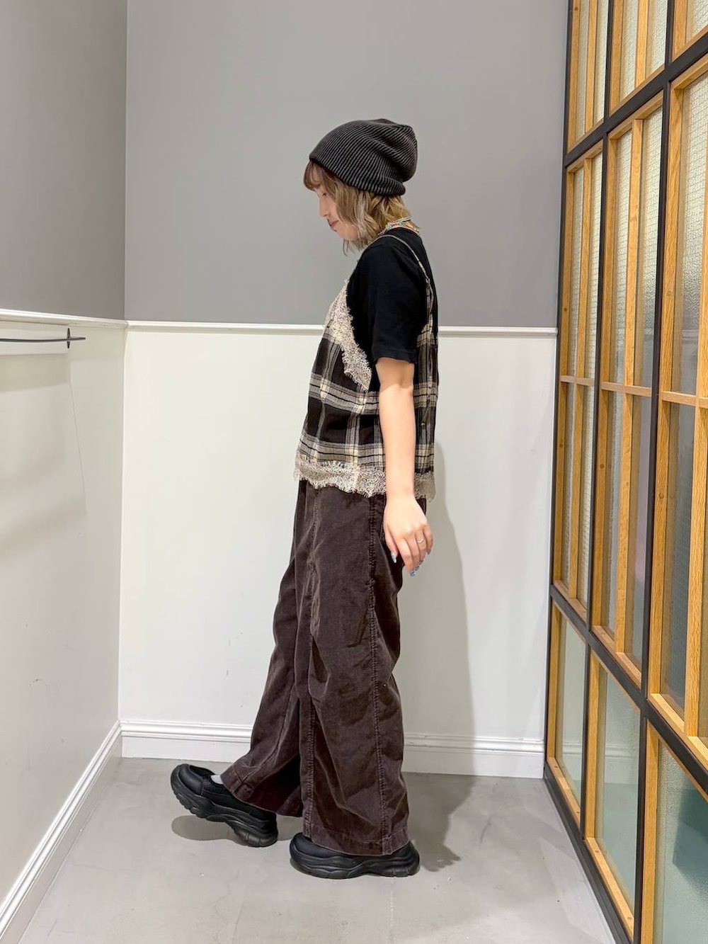 ブラウン系のその他パンツ、ブラウン系のキャミソール、ブラック系のスニーカーを着用したレディースの秋コーディネートの2枚目の写真