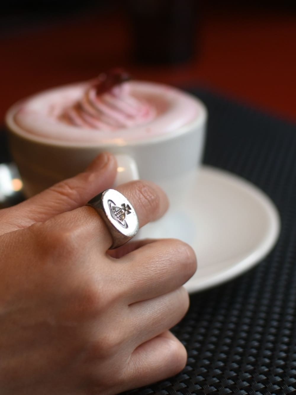 ブラウン系のシャツワンピース、ブラック系のブーツ、ブラック系のベルトを着用したレディースの春コーディネートの2枚目の写真