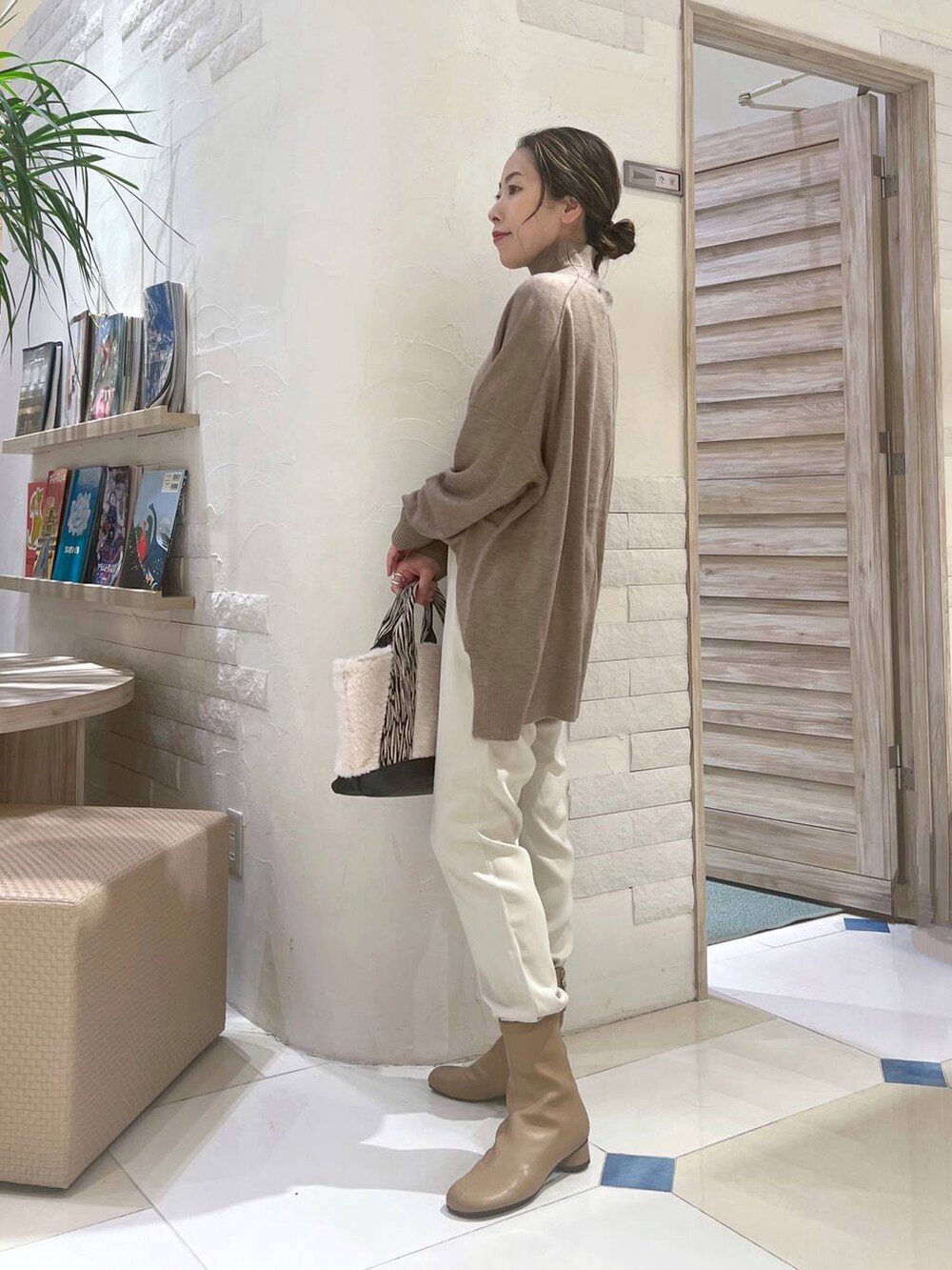 「ワントーン、ベーシック/シンプル、ニット、春コーデ、冬コーデ、パンツ、ブーツ、トートバッグ、大人カジュアル、カジュアル、カジュアルコーデ」｜「BARNYARDSTORMのBARNYARDSTORM / スライダーロングネックレス（ネックレス、その他）」を使った、ＫＡＮＡさん（レディース・156cm）の冬コーディネートの3枚目の写真