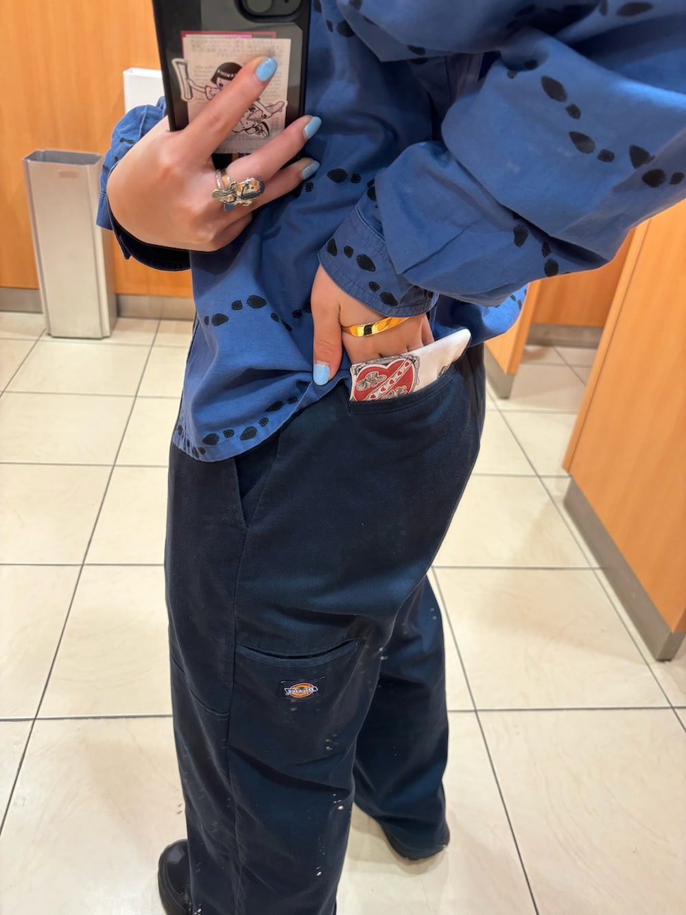 ブルー系のシャツ/ブラウス、ブルー系のその他パンツ、ゴールド系のバングル/リストバンドを着用したレディースの夏コーディネートの2枚目の写真