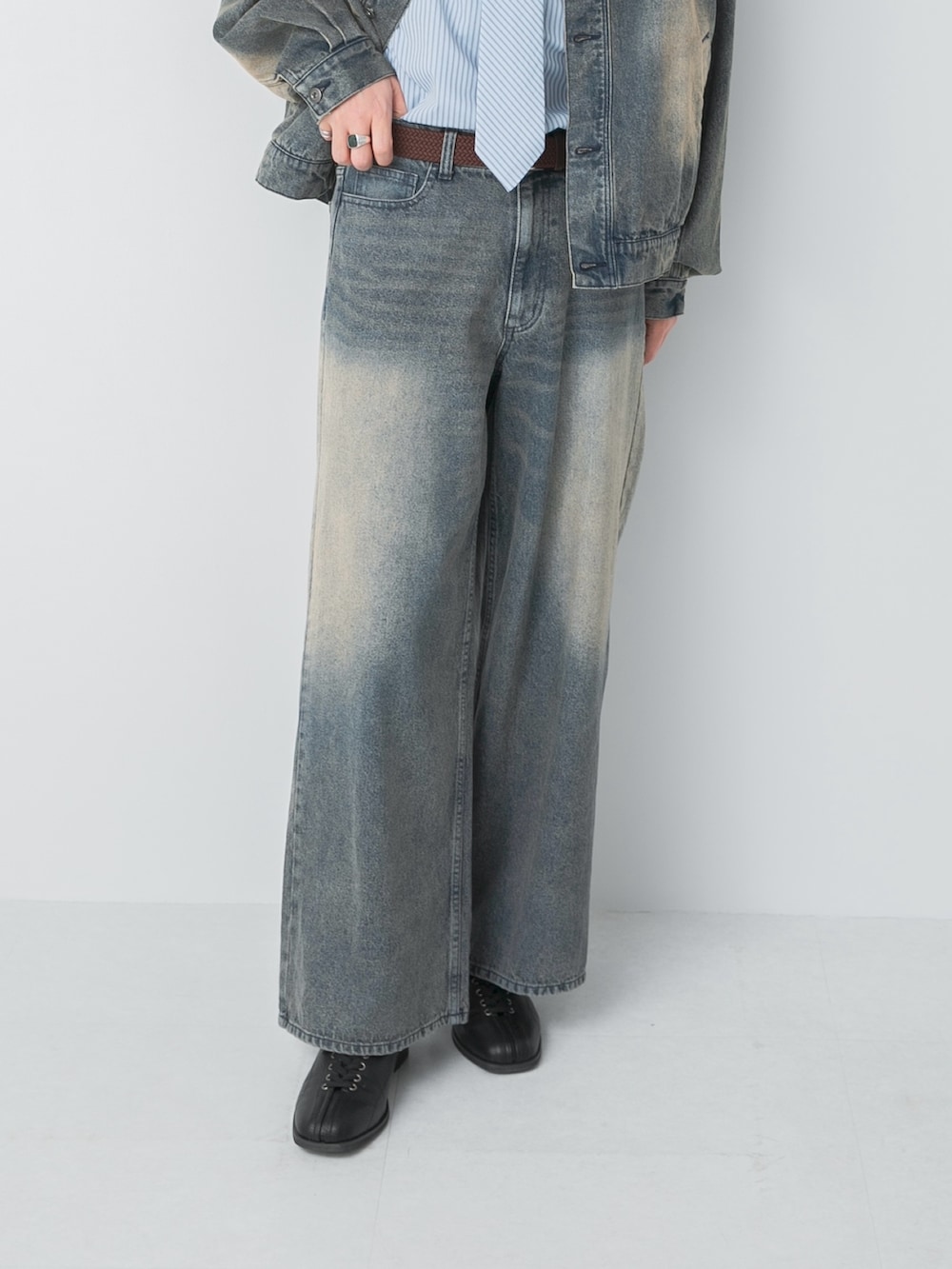 ブルー系のデニムジャケット、ブルー系のシャツ/ブラウス、ブルー系のデニムパンツを着用したメンズの冬コーディネートの5枚目の写真